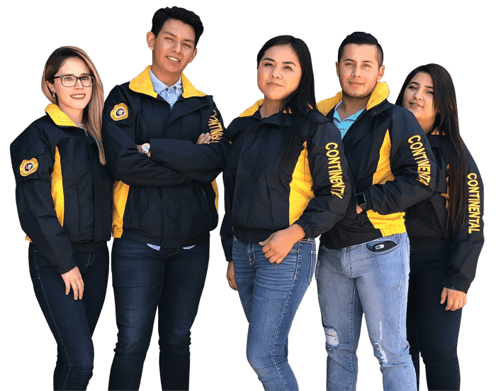 Grupo de estudiantes con chamarra de la universidad continental de méxico